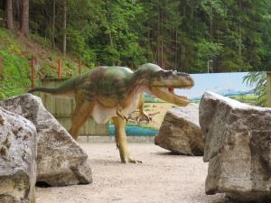 Dinozaver v parku Podzemlja Pece